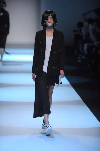 Modell Visar Skapelse Zhang Yuhao Modevisning Den Shanghai Fashion Week — Stockfoto
