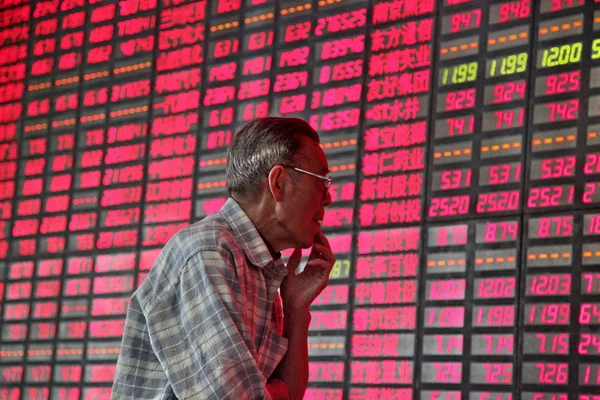 Investor Cina Melihat Harga Saham Merah Untuk Kenaikan Harga Dan — Stok Foto