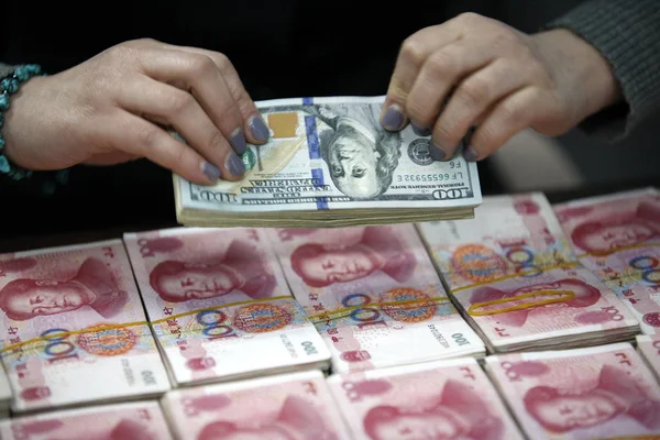 Китайський Чиновник Нараховує Нас Долар Банкноти Рахунки Юанів Юанів Єни — стокове фото