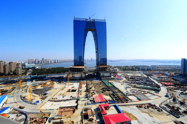 Uitzicht Broek Vormige Wolkenkrabber Poort Van Orient Aanbouw Suzhou City — Stockfoto