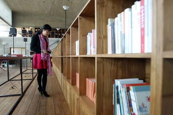 Читатель Ищет Книги Изолированной Библиотеке Расположенной Сотнях Метров Пляжного Курорта — стоковое фото