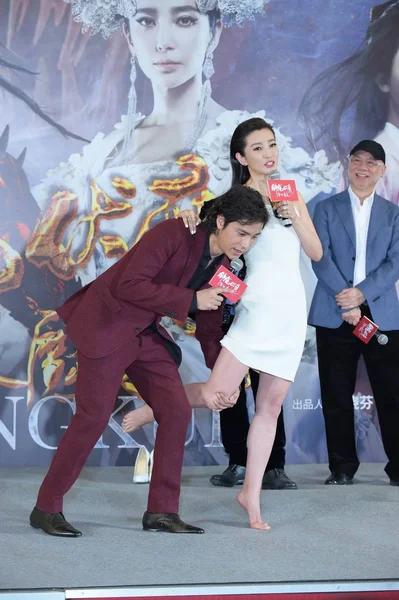 Der Chinesische Schauspieler Chen Kun Links Versucht Schauspielerin Bingbing Bei — Stockfoto