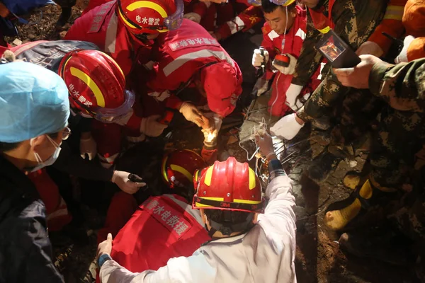 Спасатели Пытаются Вытащить Первого Выжившего Обломков Месте Оползня Который Поразил — стоковое фото
