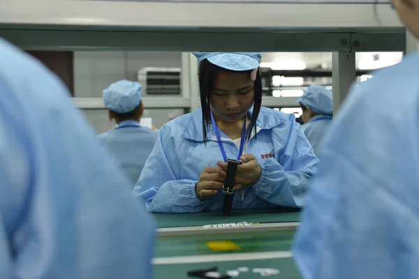 Trabajador Chino Monta Reloj Inteligente Línea Montaje Una Fábrica Hope — Foto de Stock