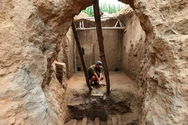 Arqueólogo Chino Excava Los Antiguos Hornos Dinastía Han Oriental 220 — Foto de Stock