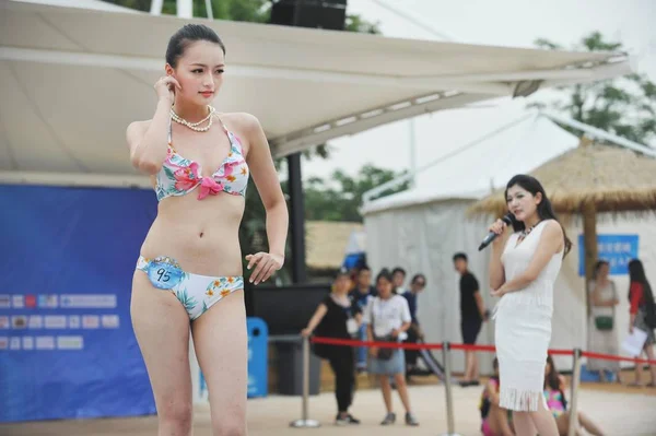 2015年7月4日 在中国中部湖北省武汉市普拉亚玛雅水上乐园举行的2015年比基尼小姐全球大赛中中地区 身穿比基尼的选手游行 — 图库照片