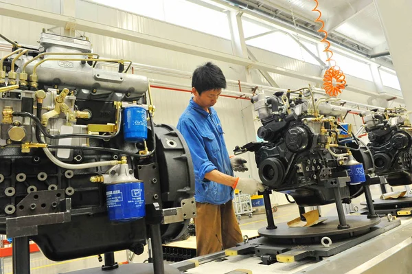 Ein Chinesischer Arbeiter Montiert Motoren Fließband Einer Autofabrik Der Stadt — Stockfoto