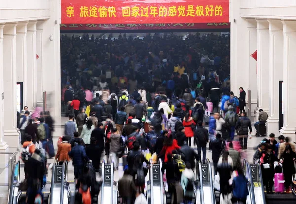 Skaror Kinesiska Passagerarna Flockas Till Hankou Järnvägsstationen Tåg Att Tillbaka — Stockfoto