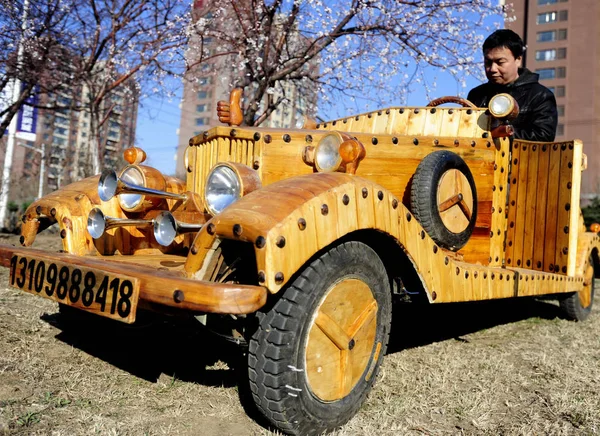 Carpintero Chino Liu Fulong Sienta Tercer Coche Eléctrico Madera Casero — Foto de Stock