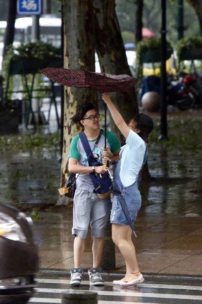 2015년 11일 상하이의 도로에서 찬홈으로 강풍과 폭우에 용감한 보행자 — 스톡 사진