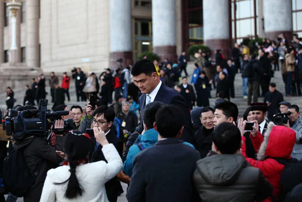 Вышедший Пенсию Китайский Баскетбольный Суперзвезда Мин Центре Окружен Журналистами Покидающими — стоковое фото