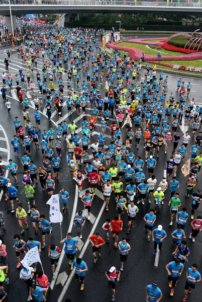 Partecipanti Correranno Durante Mezza Maratona Shanghai 2015 Pudong Shanghai Cina — Foto Stock