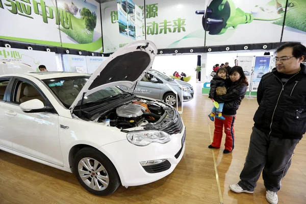 Los Visitantes Ven Los Coches Híbridos Exhibición Centro Experiencia Coche — Foto de Stock