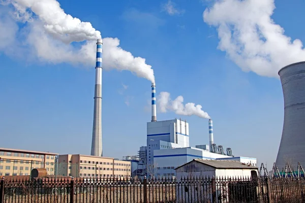 Dym Para Odprowadzane Kominów Wież Chłodniczych Elektrowni Węglowej Mieście Jilin — Zdjęcie stockowe