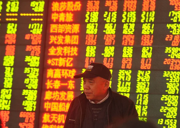 Een Chinese Investeerders Spreekt Voor Een Scherm Weergeven Van Prijzen — Stockfoto