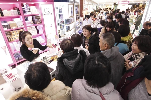 Turister Från Fastlandet Kina Publiken Kosmetika Räknare Ett Köpcentrum Seoul — Stockfoto