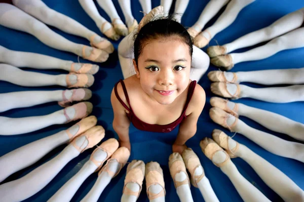 Junge Chinesische Mädchen Üben Ihre Tänzerischen Fähigkeiten Während Einer Trainingseinheit — Stockfoto