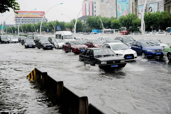 Οχήματα Οδηγούν Πλημμυρισμένο Δρόμο Βαριά Βροχή Που Προκαλείται Από Τον — Φωτογραφία Αρχείου