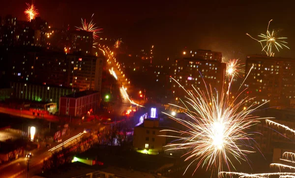 Los Fuegos Artificiales Explotan Sobre Una Zona Residencial Para Festival — Foto de Stock