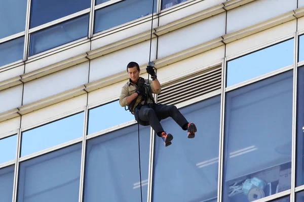 Aventurier Britannique Présentateur Télévision Bear Grylls Abstient Immeuble Grande Hauteur — Photo