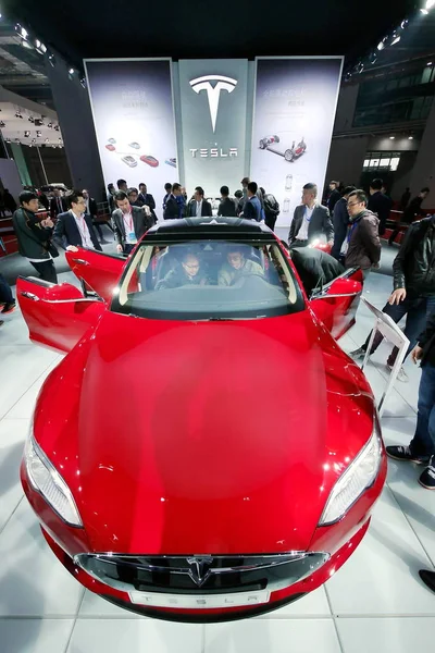 Besucher Probieren Oder Betrachten Das Elektroauto Eines Tesla Modells Das — Stockfoto