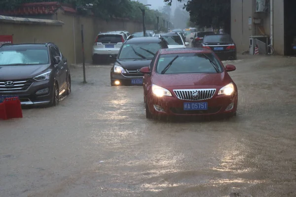 Cars Run Flooded Road Caused Heavy Rain Typhoon Soudelor Fuzhou — Stock Photo, Image