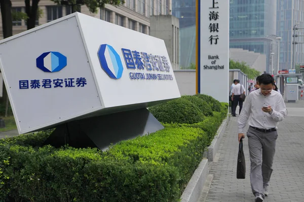 Fußgängerin Geht Einem Schild Von Guotai Junan Securities Shanghai China — Stockfoto