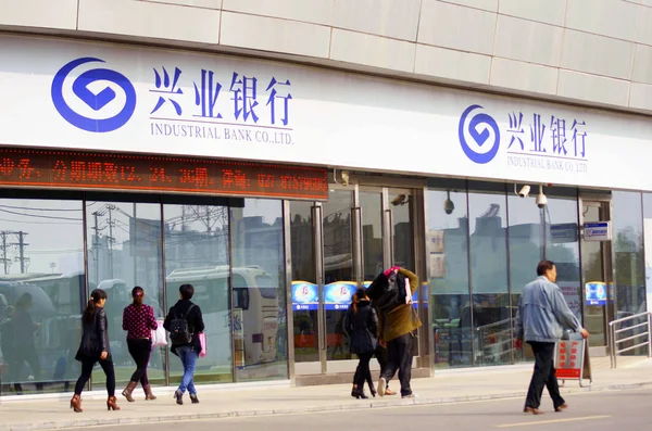 Fotgängare Förbi Gren Industrial Bank Ltd Wuhan City Centrala Chinas — Stockfoto