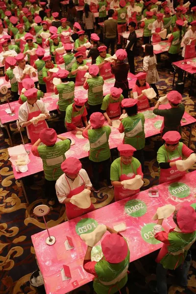 Participantes Jogam Massa Pizza Durante Evento Para Estabelecer Novo Recorde — Fotografia de Stock