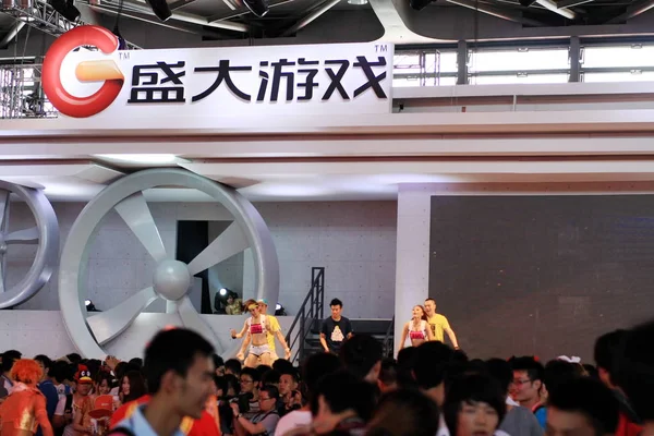 Les Visiteurs Visitent Stand Shanda Games Lors 10E China Digital — Photo