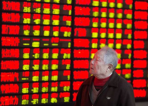 Een Chinese Investeerder Kijkt Naar Prijzen Van Aandelen Rood Voor — Stockfoto