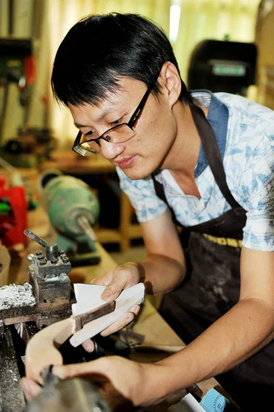 Trabajador Chino Shao Zhixiu Pule Una Nueva Pipa Tabaco Hecha —  Fotos de Stock