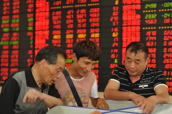 Китайские Инвесторы Улыбаются Глядя Цены Акции Красный Роста Цен Зеленый — стоковое фото