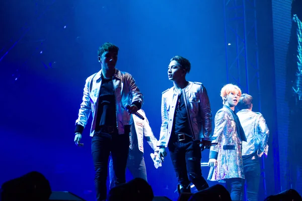 韓国の少年グループのメンバー ビッグバン南京 中国東部の江蘇省 2015 日にビッグバン 2015年世界ツアー コンサート中に実行します — ストック写真