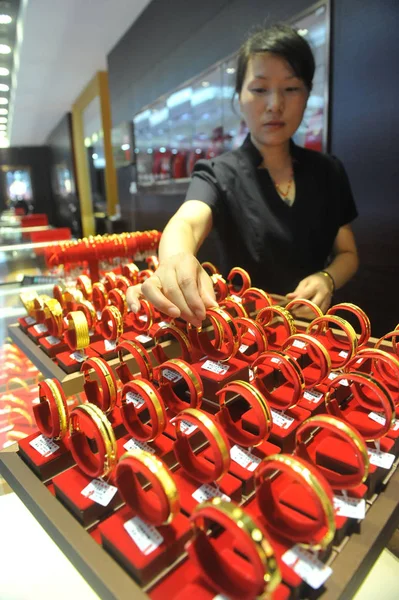 Kinesisk Medarbetare Justerar Guldarmband Smyckesbutik Lin City Östra Kinas Zhejiangprovinsen — Stockfoto