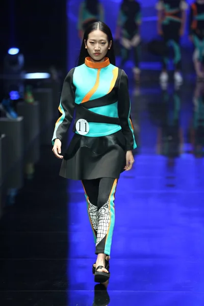 モデルは 2015 中国の北京で中国ロンドンファッションウィークの春 2016 年の間に Qiaodan カップ第 回中国スポーツ着用デザイン コンテスト 契約更新式で新しい創造を表示します — ストック写真