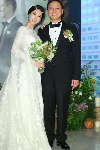 韓国歌手および女優エミリー歌台湾の女の子のグループの夢の女の子 左と彼女の夫ケビンが 2015 日台北 台湾の結婚式の間にポーズ — ストック写真