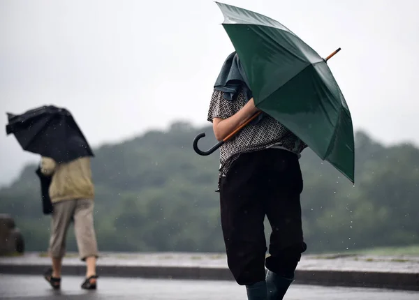 보행자 태풍으로 강풍과 폭우에의 항저우 중국의 2015 — 스톡 사진
