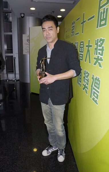 香港演员刘锦洪在2015年3月5日于中国香港举行的第21届香港影评人协会颁奖典礼上荣获最佳男演员奖后 获颁最佳男演员奖 — 图库照片