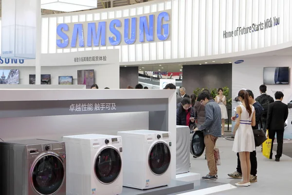 Besökare Titta Cylinder Tvättmaskiner Och Andra Vitvaror Samsung Displayen 2014 — Stockfoto