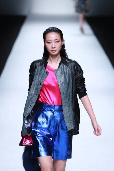 モデルは 2015 上海に上海ロンドンファッションウィークの春 2016 年の間に スクエア プレゼント のファッションショーで新しい創造を表示します — ストック写真