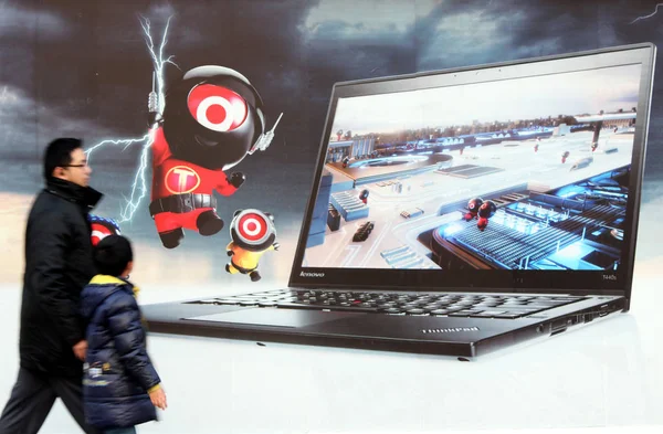 Pieszych Chodzić Obok Ogłoszenie Dla Lenovo Thinkpad Laptop Mieście Nanjing — Zdjęcie stockowe