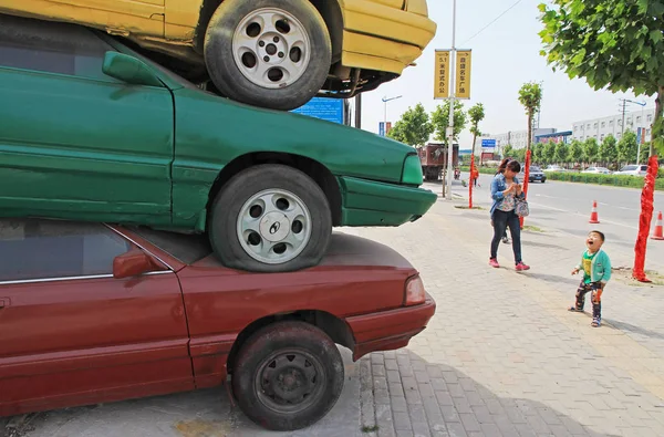 Los Peatones Pasan Por Una Colorida Torre Coches Ciudad Zhengzhou — Foto de Stock