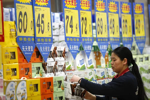 Empleado Chino Exhibe Leche Para Venta Supermercado Ciudad Huaibei Provincia —  Fotos de Stock