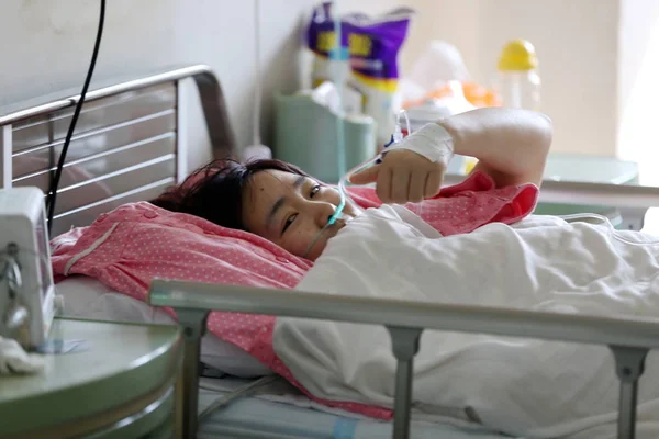 Sun Guofang Mostra Pollice Letto Malattia Dopo Intervento Chirurgico Trapianto — Foto Stock