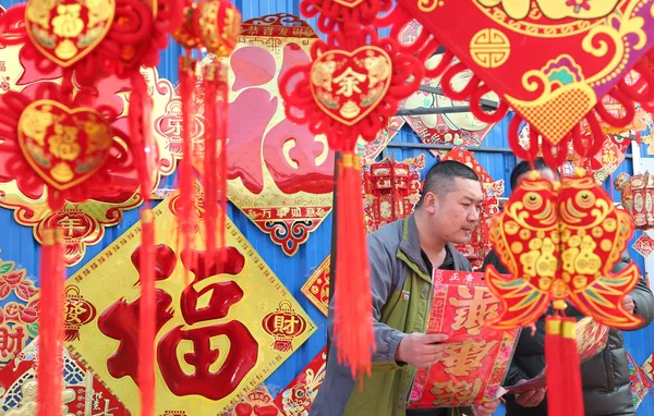 Los Residentes Chinos Locales Compran Calcomanías Rojas Otras Decoraciones Para — Foto de Stock