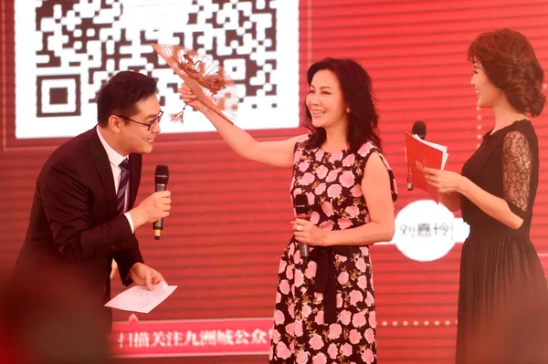 2015年8月2日 香港女星刘嘉玲 在中国中部河南省洛阳市举行的房地产项目促销活动中担任主持人 — 图库照片