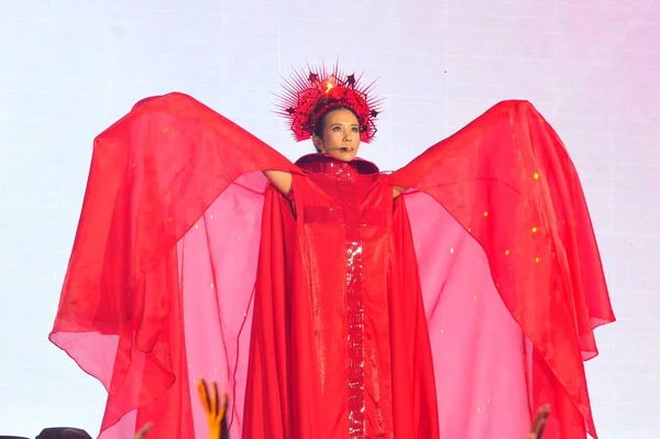 香港歌手莫凯伦在中国北京的演唱会上表演 2015年10月24日 — 图库照片