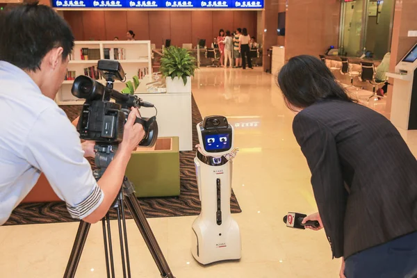 Jiaojiao Robot Humanoide Centro Que Actúa Como Gerente Lobby Entrevistado —  Fotos de Stock