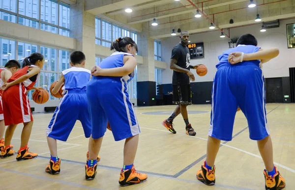 Nba Star Lebron James Back Instructs Young Chinese Kids Playing — Stock Photo, Image